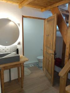 a bathroom with a door leading to a toilet at Joli petit appartement Montagne#SKI#LAC#NETFLIX# in Seyne