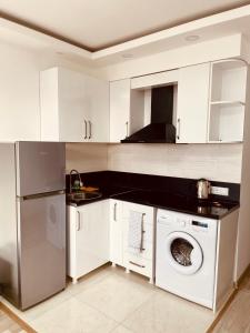 Kuchyň nebo kuchyňský kout v ubytování Sea view apartments Orbi Beach Tower красивые виды с балконов