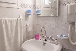 y baño con lavabo, aseo y ducha. en Vasiliki Cottages Agios Gordios en Agios Gordios