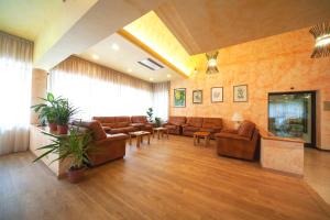 una gran sala de espera con sofás y TV en Hotel Pennile en Ascoli Piceno