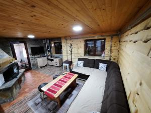 ヴラシチにあるVikendica PAMのソファとテーブルのあるリビングルーム