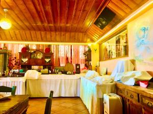 特尔斐delphi aiolos center hotel panoramic view&yoga harmony hotel&rooms的餐厅配有一张带白色桌布的桌子