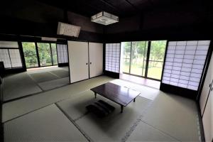 Zimmer mit einem Tisch in einem Zimmer mit Fenstern in der Unterkunft Hoshi no Yadori - Vacation STAY 89344v 