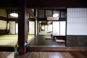 einen Flur eines Gebäudes mit Holzböden und Fenstern in der Unterkunft Hoshi no Yadori - Vacation STAY 89344v 