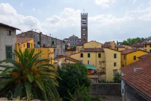 uma vista para uma cidade com uma torre de relógio em Residence il Duomo em Lucca