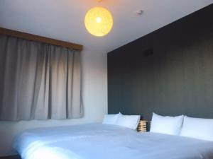 a bedroom with a large white bed and a window at Chill Inn Honan - Vacation STAY 94561v in Tokyo
