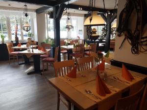 une salle à manger avec des tables et des chaises dans un restaurant dans l'établissement Andi´s Steakhüsli & Hotel, à Schopfheim
