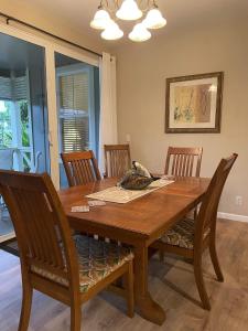 mesa de comedor con 4 sillas y mesa de madera en Nihilani 11A condo, en Princeville