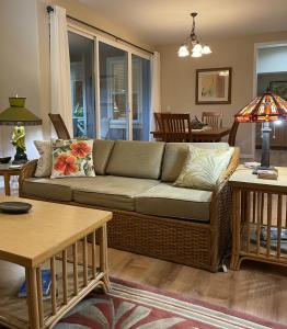 Una sala de estar con un sofá y mesas. en Nihilani 11A condo, en Princeville