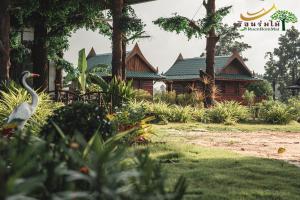 a bird standing in front of a house at เรือนร่มไม้รีสอร์ท RuenRomMai Resort in Ban Klang Mun