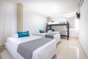 バランカベルメハにあるAyenda RMの二段ベッド2組が備わるドミトリールームのベッド2台分です。