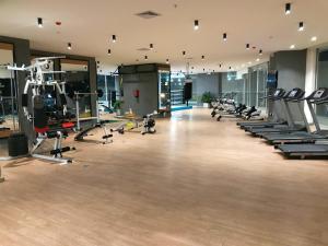 NUEVA Suite-Piso 21 Vista La Carolina @ONE Quito tesisinde fitness merkezi ve/veya fitness olanakları