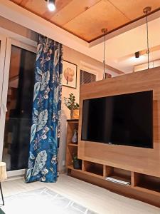 ein Wohnzimmer mit einem großen Flachbild-TV in der Unterkunft Apartament Loft Centrum in Siedlce