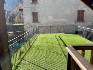 a balcony with green grass on a building at Jack's Nest in Campertogno