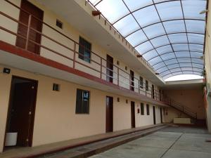 un bâtiment vide avec un plafond en dôme de verre dans l'établissement Hotel Bugambilia Campeche, à Campeche
