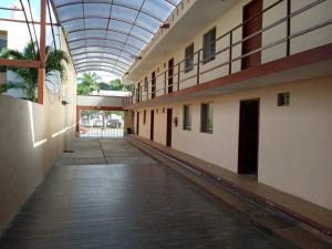 un couloir vide d'un bâtiment scolaire avec un plafond en verre dans l'établissement Hotel Bugambilia Campeche, à Campeche