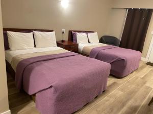 Ένα ή περισσότερα κρεβάτια σε δωμάτιο στο Imperial Motel