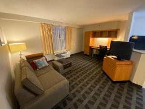 Телевизор и/или развлекательный центр в MainStay Suites Middleburg Heights Cleveland Airport