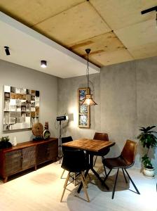 - une salle à manger avec une table et des chaises en bois dans l'établissement Apartament Loft Centrum, à Siedlce