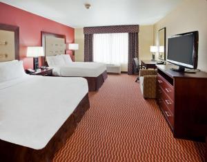 Телевизор и/или развлекательный центр в Holiday Inn Express and Suites Great Falls, an IHG Hotel