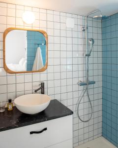 ein Bad mit einem Waschbecken und einer Dusche in der Unterkunft l'Atelier des Milles Roches in Gordes