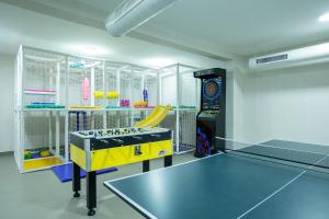 a ping pong room with a ping pong table at Vidik Residence in Kopaonik