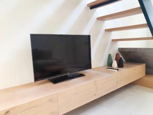 TV a/nebo společenská místnost v ubytování Boho katoikia