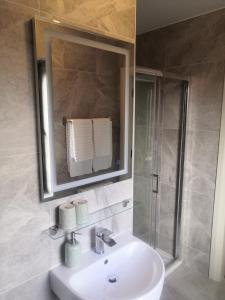 Kylpyhuone majoituspaikassa Cedar Lodge