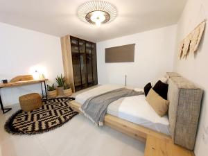 Кровать или кровати в номере Βοho katoikia