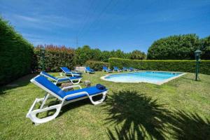 בריכת השחייה שנמצאת ב-Quinta do Carvalhal Casa Privada, Penafiel או באזור