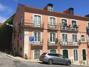 un coche aparcado delante de un edificio en Olival Home- Feels like home, en Lisboa