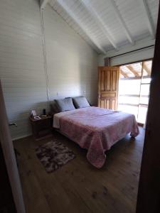 ein Schlafzimmer mit einem großen Bett in einem Zimmer in der Unterkunft refugio vo olino in Imbituba