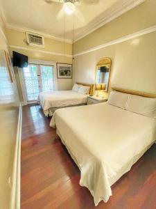 2 camas en una habitación de hotel con 2 camas sidx sidx sidx en The Casablanca Hotel, en Key West