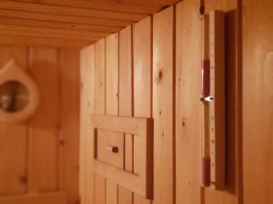 克拉尼斯卡戈拉Apartment Ranc的木墙房间的一扇开放式门