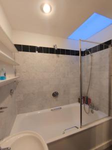 Ванная комната в Stylish apartment near Carnaby Street