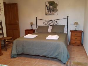 a bedroom with a bed with two towels on it at Casa Martín in Guaso