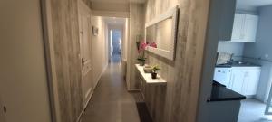 un corridoio di una cucina con bancone e lavandino di Apartamento Martin a Tossa de Mar