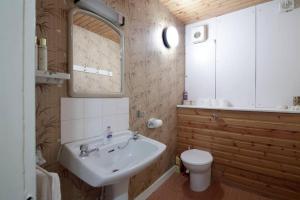 ein Badezimmer mit Waschbecken und Toilette in der Unterkunft Quirky, West End, Edinburgh House in Edinburgh + 16 Fotos