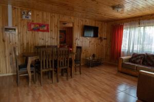 een woonkamer met een tafel en een bank bij Cabañas Peumayen Vilches in Vilches