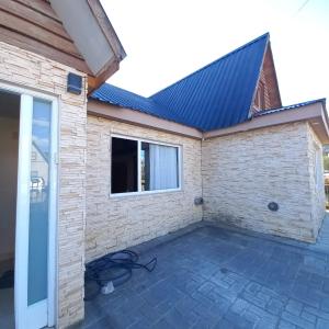 d'un patio extérieur avec un toit mansardé. dans l'établissement Aires del Pipo, à Ushuaia