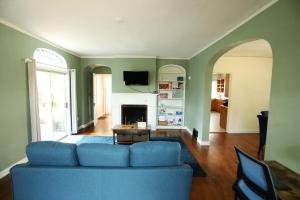 sala de estar con sofá azul y chimenea en Blue House, Blocks from Ross-Aide, Mackey, Samara House, Birck Golf Complex, en West Lafayette