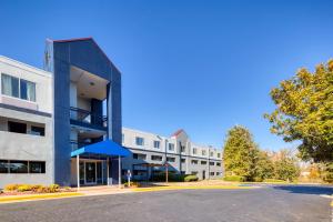 un aparcamiento vacío frente a un edificio en SureStay Plus Hotel by Best Western Durham Medical Center, en Durham