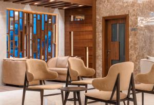 a living room filled with chairs and tables at Radisson Resort Ras Al Khaimah Marjan Island in Ras al Khaimah