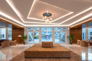 um grande átrio com um sofá no meio de uma sala em Radisson Resort Ras Al Khaimah Marjan Island em Ras al-Khaimah mais 37 fotografias