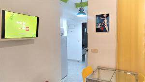 マドリードにあるApartamento Exterior en PARQUE DEL RETIRO- IBIZA DCの部屋の壁掛けテレビ