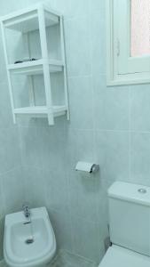マドリードにあるApartamento Exterior en PARQUE DEL RETIRO- IBIZA DCの白いバスルーム(トイレ、シンク付)
