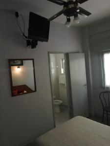 Televiisor ja/või meelelahutuskeskus majutusasutuses Suite Confortable en Palermo Omega