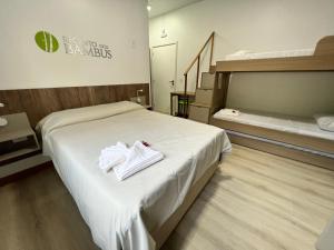 Una habitación con una cama con dos toallas blancas. en HOTEL Recanto dos Bambus em PALMEIRINHA, en Guarapuava