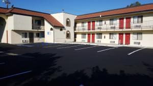 um parque de estacionamento vazio em frente a um hotel em Royale Inn Motel em Whittier