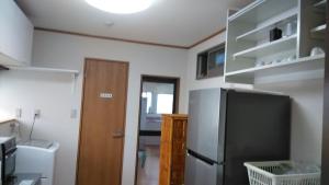 Kitchen o kitchenette sa コウノトリの里の宿